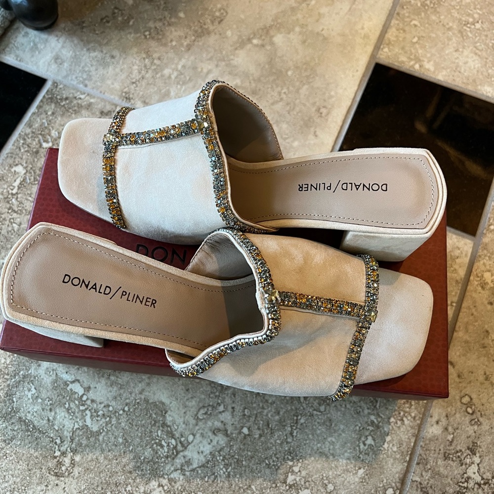 Donald Pliner kitten heels